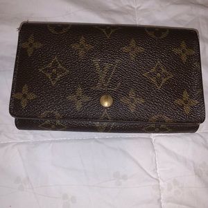 Women’s Authentic Monogram Louis Vuitton Wallet. Used condition.